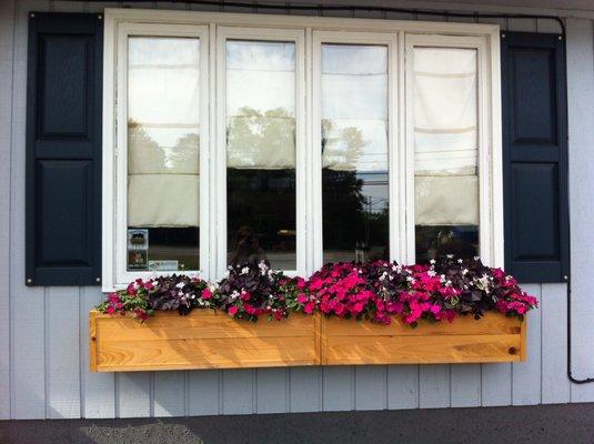 Who Doesn't Love a picture-perfect flower box?