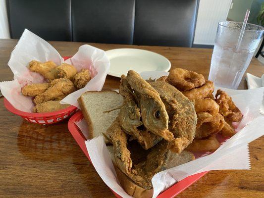 Spots sandwich & chicken wings with onion rings.