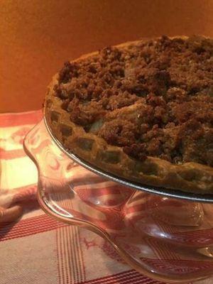 Traditional size Apple crumb pie