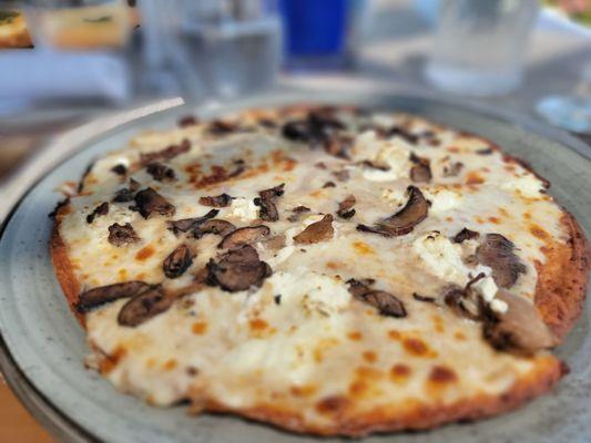 Mushroom pizza with cauliflower crust