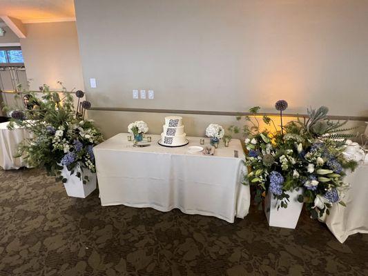 the flowers on table were not provided by Paul, just the 2 beautiful large arrangements