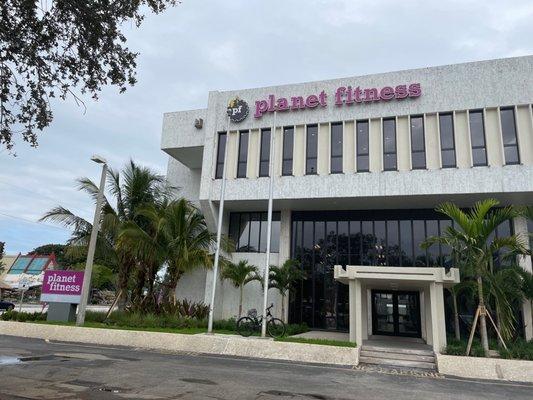 New 3 story Planet Fitness across street from LA Fitness. 10.00 month and clean !