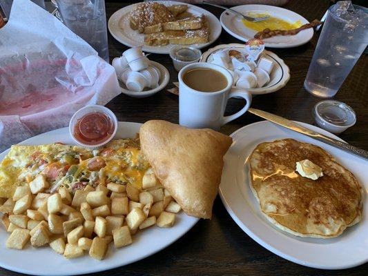 French toast, omlette, papitas, pancake & sopapilla.