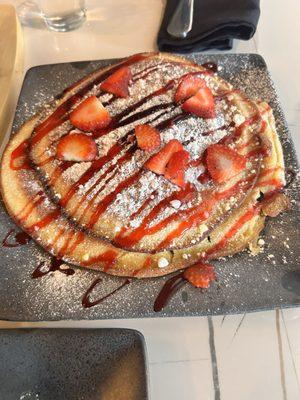 Pancakes with fresh strawberries and powdered sugar