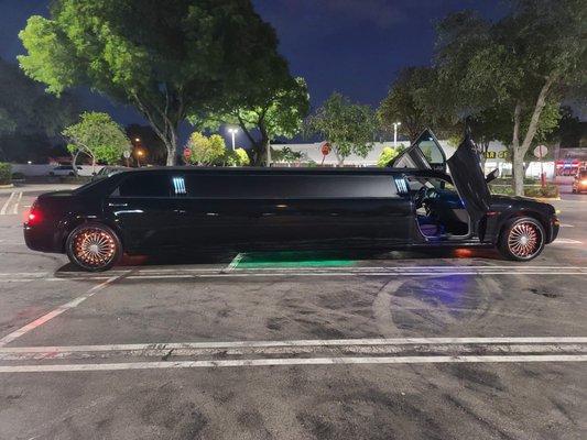 10-Passenger Chrysler 300 Limousine with jet doors.