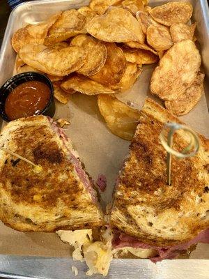 Reuben with Saratoga chips