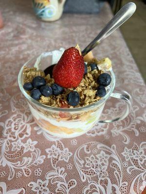 Yogurt Yogurt Cup with Fruit & Granola