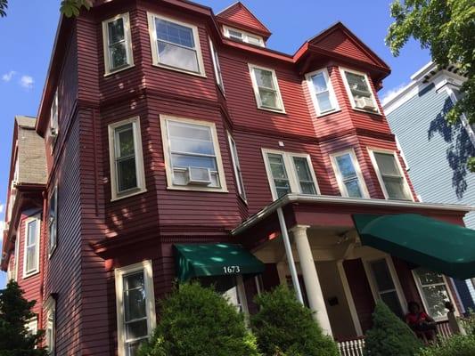 We had a cozy bedroom for 3 on the top floor of this wonderful old home/inn. Awesome location. Friendly staff. Nice breakfast.