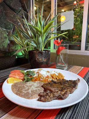 Carne Asada con chilaquiles rojos