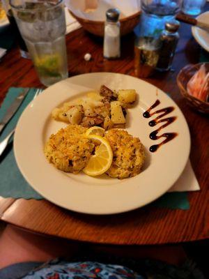 Crab cakes and red potatos