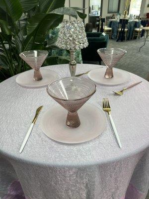 Modern martini glassware, two-tone modern flatware, pink plates, two-tone linens... yes please!