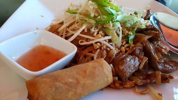 Pad thai 
Lunch special 
Including soup and roll $8