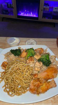 Shrimp/chicken & broccoli hibachi w wings (honey sauce on side) noodles