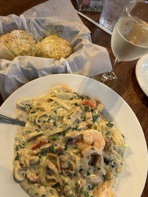 Garlic knots and shrimp and Chicken Florentine with a glass of Riesling yummm came with a Ceasar salad also!