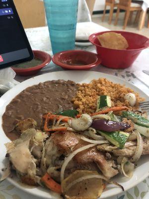 Pollo dorado plate