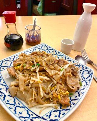 #84 - Gai Kua, pan fried rice noodles with egg, bean sprouts, chopped peanuts, green onion and your choice of protein.