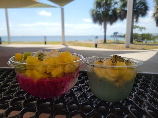 Large pitaya and small spirulina bowls.