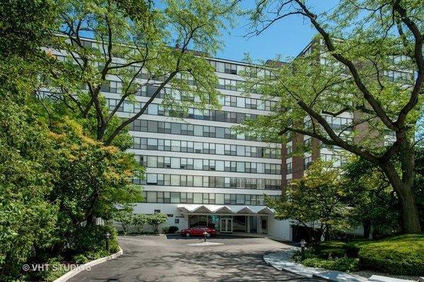 $332,000
 1616 Sheridan Road #8B 
 Wilmette, Illinois 60091
 
 Beds: 3
 Baths: 2
 Square Footage: 1,800