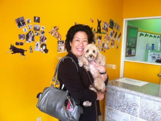 Lovely Mrs. Tang with her love one scruffy~ Scruffy looking extra pretty-pretty after getting groom~^^