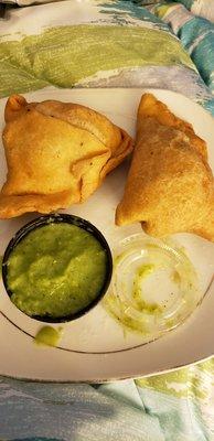 Vegetable samosa & green chutney