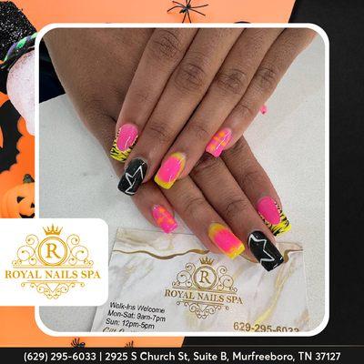 Bringing all the Halloween vibes with colorful nail art! 
ℬℴℴℴℴℯℴ