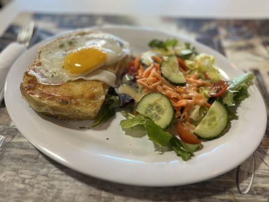 Croque madame avec salade