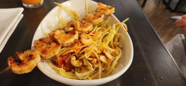 Papaya salad with grilled shrimp