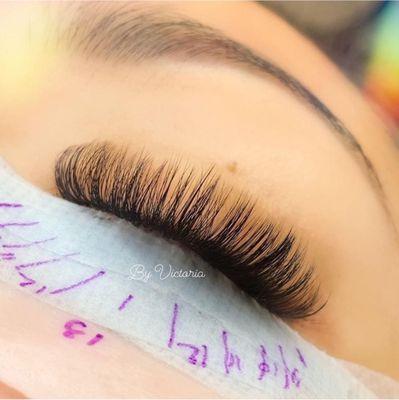 Open look with lash extension at Trip Star Nail