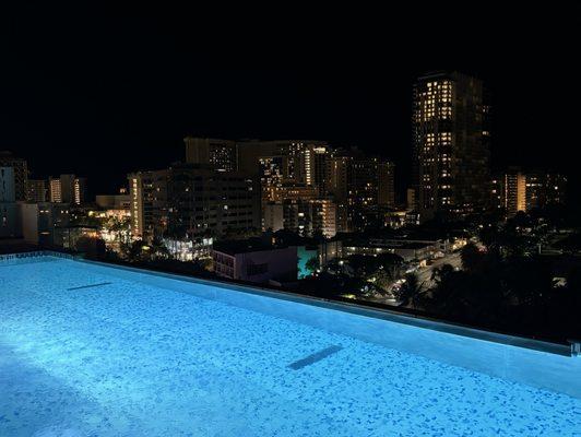 Rooftop infinity pool.. gorgeous!