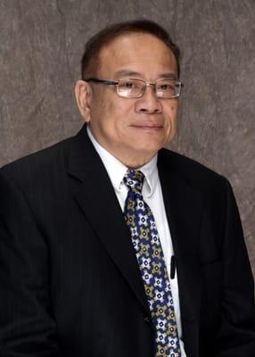 Dr. Huang specializes in knee replacement surgery, orthopaedic trauma, fractures, dislocations and peripheral nerve impingement.