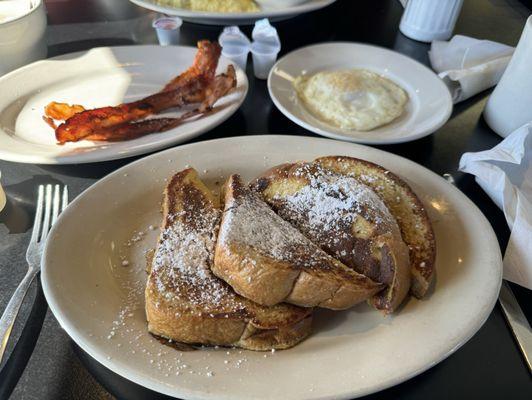 French toast with bacon and an egg a la carte.