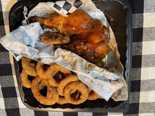 1 meat como: BBQ Chicken and Onion Rings