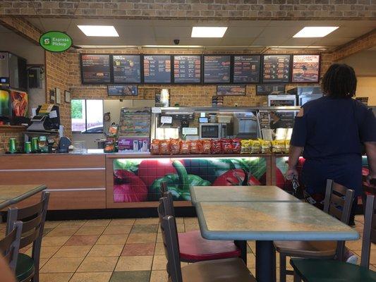 Subway front desk with only 1 employee for the whole store