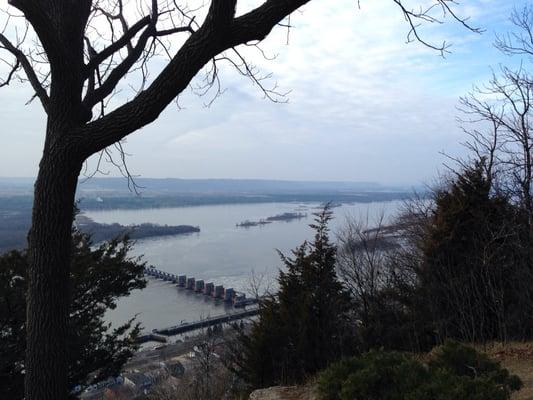 Scenic lookout on lock and Dam #4.