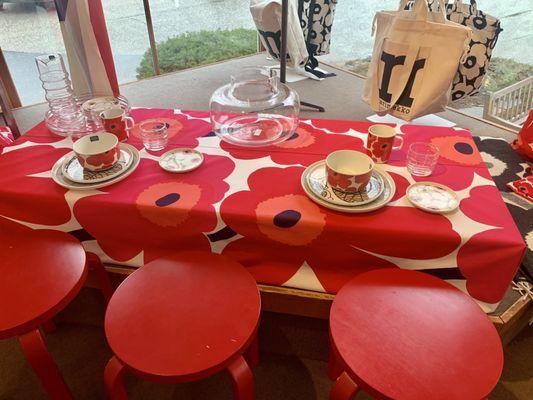 Unikko red poppy tableware