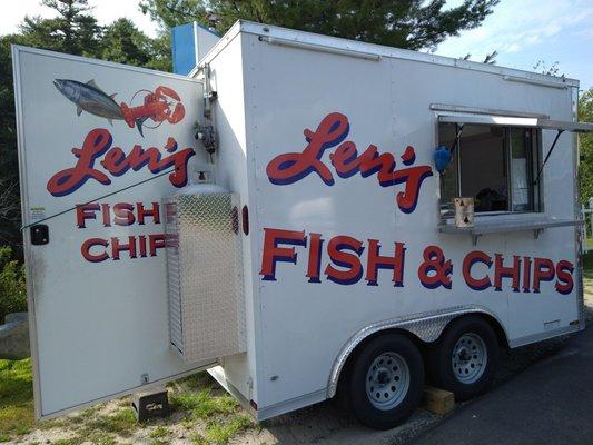 Who wouldn't stop at the mere sight of a Fish & Chips sign? Certainly not I.