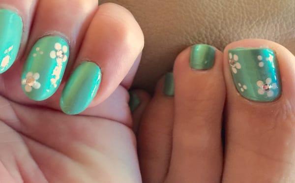 Here's the acrylic fill and matching pedi I happily received from Naomi yesterday! White dotted flowers with white crystals.