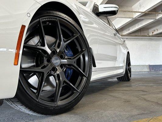 BMW G30 with mounted with Vossen Athracite HF-5 wheels.