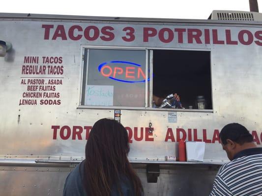 Real taco trucks look like this. You the real champ Tacos 3 Potrillos