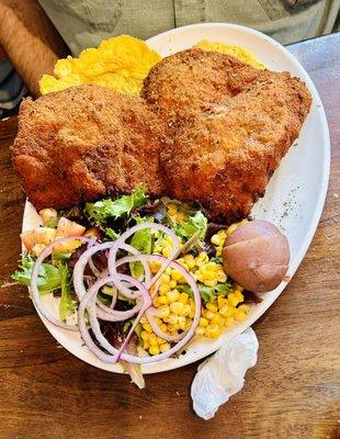 Whole breaded chicken breast, salad, and chicharrones. It's enough for two people, easily.