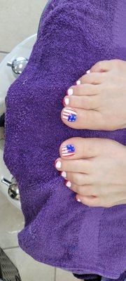 Great toes and designs. Very friendly and nice. Very clean salon im Very happy.