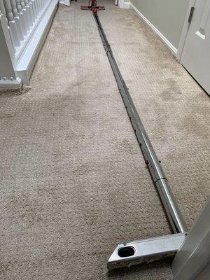 Using Power stretcher to remove carpet wrinkle and buckling