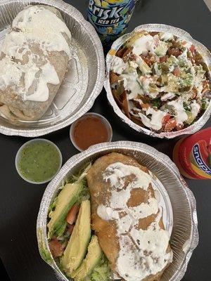 Burrito con Chorizo, Chimichanga con Pollo, y Nachos con Carne Enchiladas