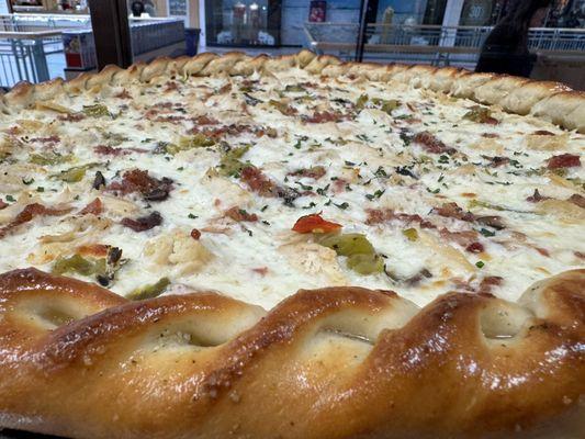 green chili chicken alfredo pizza. bomb!! i need to order this again lol