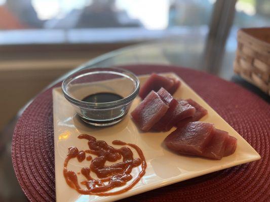 Sashimi w sriracha wasabi soy sauce