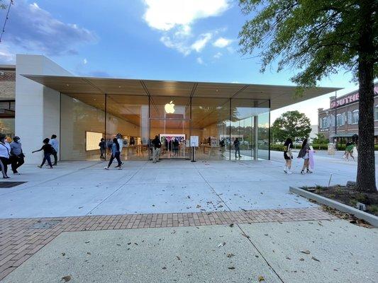 Beautiful new Apple Store with tons of space inside.