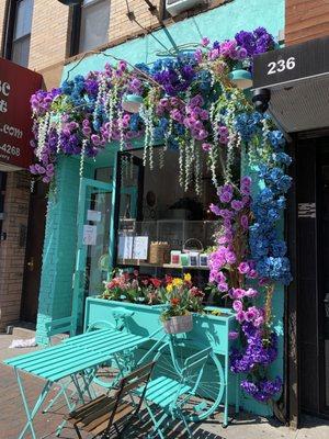 Bright entrance to the coffee shop