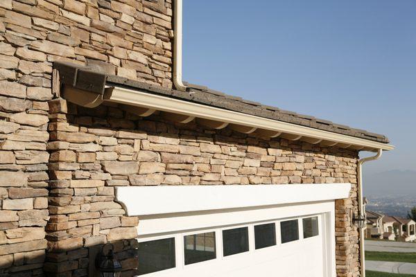 Ensure optimal drainage with our expert rain gutter installation solutions.