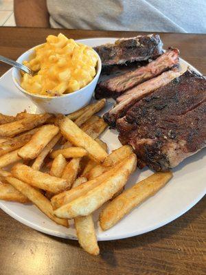 Half rack of ribs with 2 sides