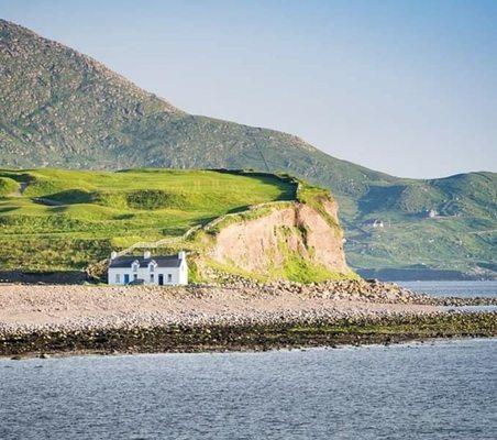 Irish Cottage on the open #Atlantic, now that's a getaway.
#SeeTheWorld #ireland